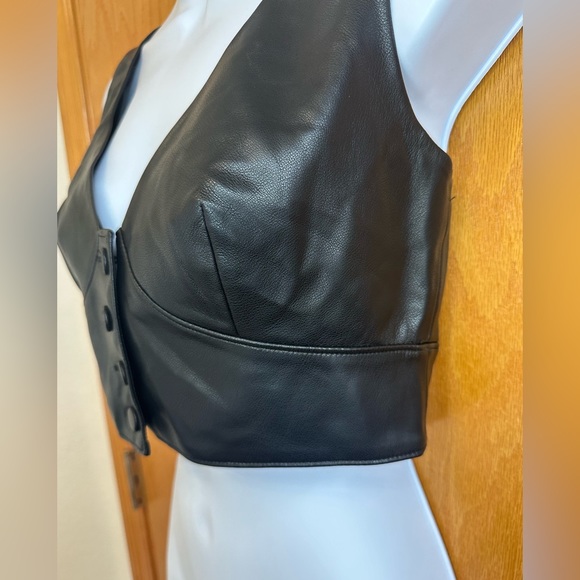 NWT. Women’s non leather top. Size 2. - Picture 3 of 9